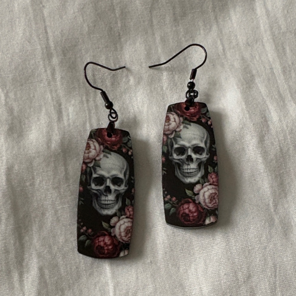 Skull and flower earring